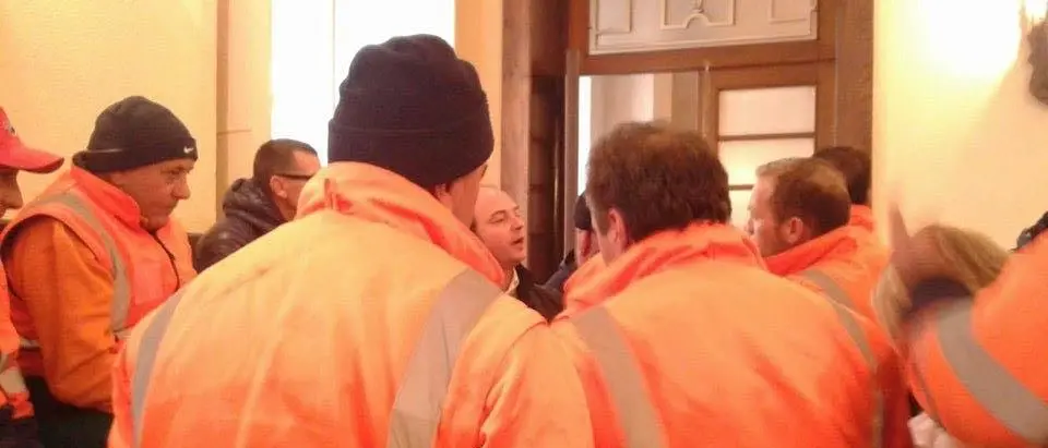 Rifiuti, nuova protesta dei lavoratori Ased in Comune