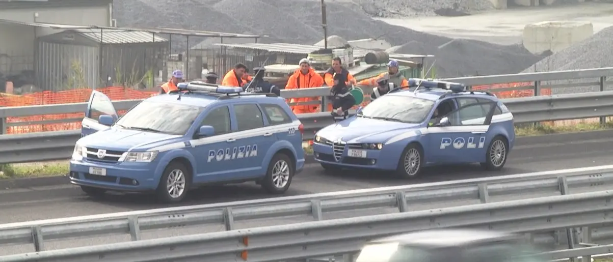 Operai bloccano autostrada nei pressi di Mileto