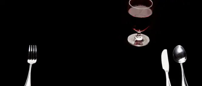 Una cena al buio per accendere gli altri sensi