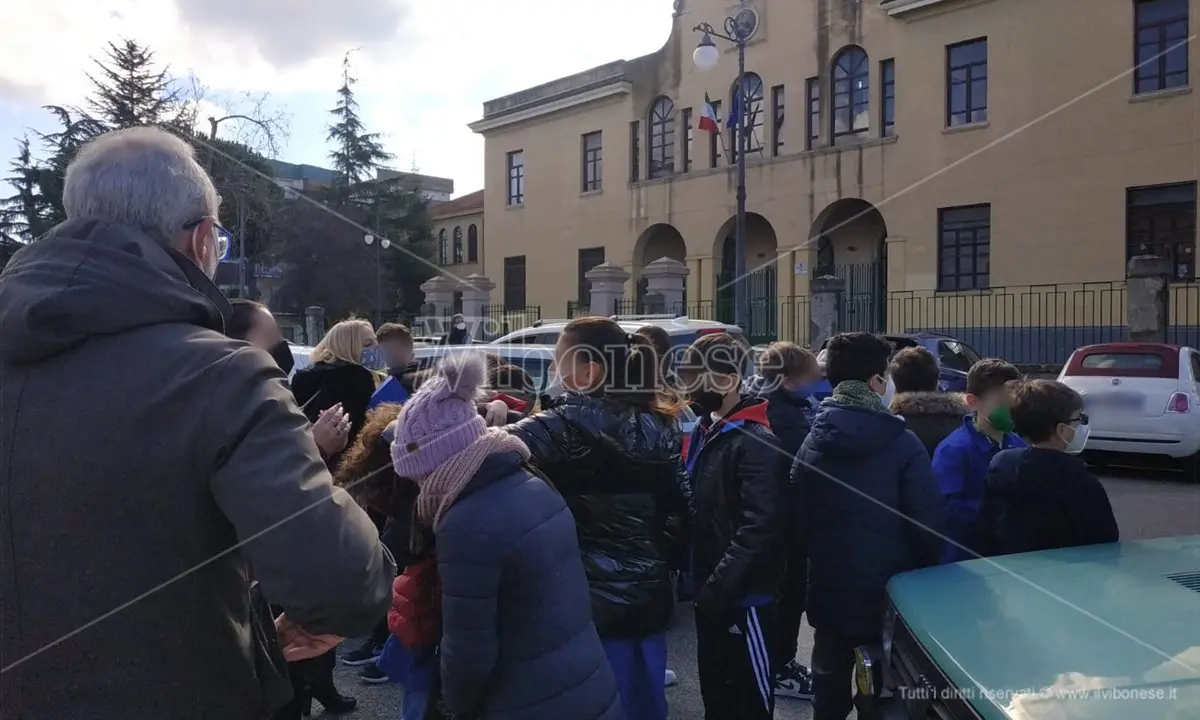 Terremoto a Vibo, scuole evacuate ma le auto in piazza Municipio bloccano le vie di fuga - Video