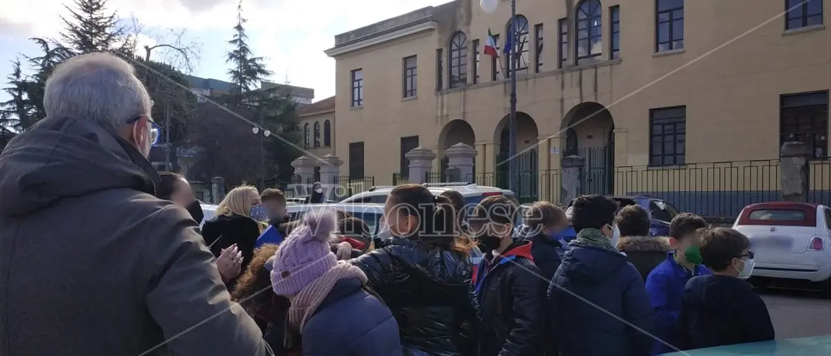 Terremoto a Vibo, scuole evacuate ma le auto in piazza Municipio bloccano le vie di fuga - Video