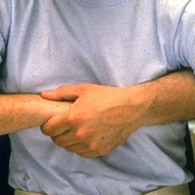 Manovra di Heimlich provvidenziale, poliziotto salva commessa