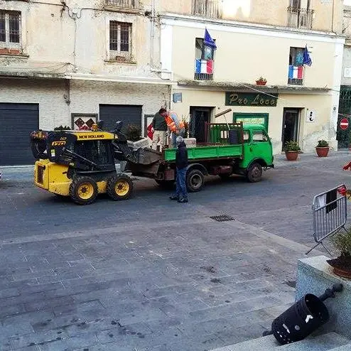 La risposta del Comune ai vandali, fioriere nuove in piazza Diaz
