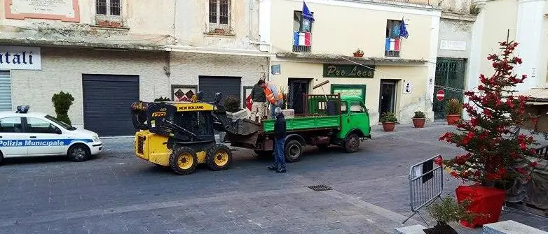 La risposta del Comune ai vandali, fioriere nuove in piazza Diaz