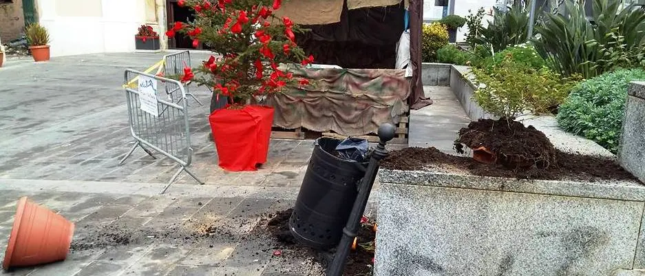Vandali in azione nella notte tra piazza Diaz e corso Umberto - FOTO