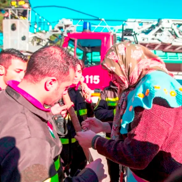 Allo “Jazzolino” la Befana arriva con l’autoscala dei Vigili del fuoco