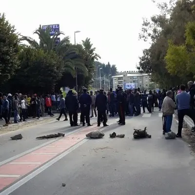 La passeggiata pericolosa dei fratelli immigrati