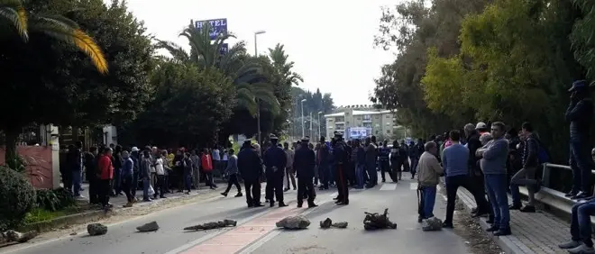 La passeggiata pericolosa dei fratelli immigrati