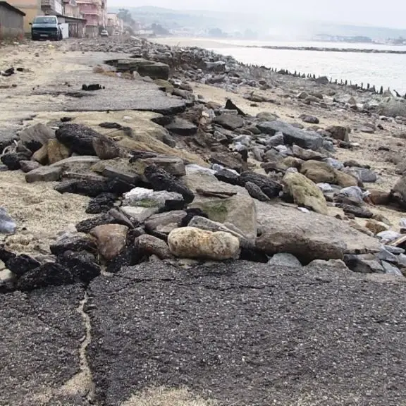 Erosione costiera al Pennello, monta la protesta: «Sette milioni buttati a mare» - FOTO/VIDEO