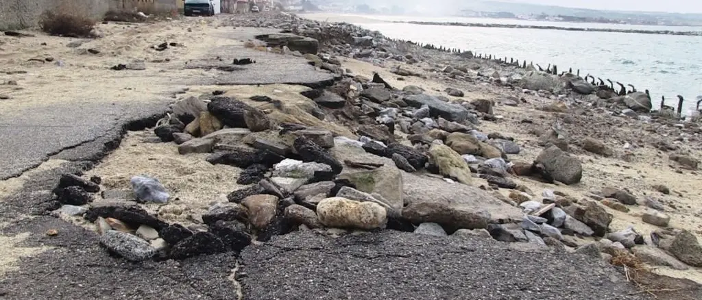 Erosione costiera al Pennello, monta la protesta: «Sette milioni buttati a mare» - FOTO/VIDEO