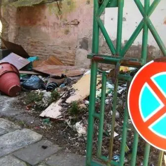 Rifiuti a due passi da Santa Maria la Nova, la denuncia di “CambiAmo Vibo”