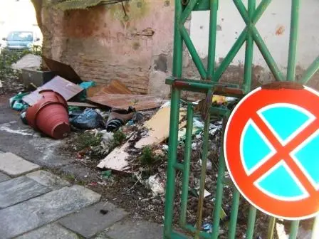 Rifiuti a due passi da Santa Maria la Nova, la denuncia di “CambiAmo Vibo”