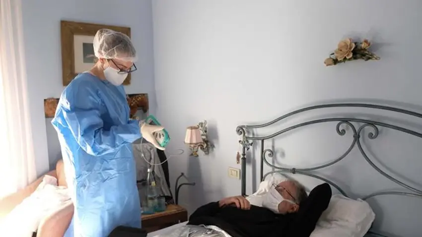 Il medico Usca (Unita\\u2019 Speciali di Continuit\\u00E0\\u2019 Assistenziale) dell\\'Ats (Agenzia di Tutela della Salute) Irene Loda con il paziente Mario Biffarino nella sua abitazione di Folzano mentre lo visita per il coronavirus, Brescia, 2 aprile 2020. I Medici di Base dovranno segnalare alle USCA i riferimenti dei loro assistiti che necessitano di uno specifico intervento al domicilio. Si tratta perlopi\\u00F9\\u2019 di persone con sintomatologia anche lieve riferibile a Covid-19. Le Unita\\u2019 speciali svolgono i rilievi necessari come la misurazione della temperatura e dell\\u2019ossigenazione. Ansa/Filippo Venezia , ANSA