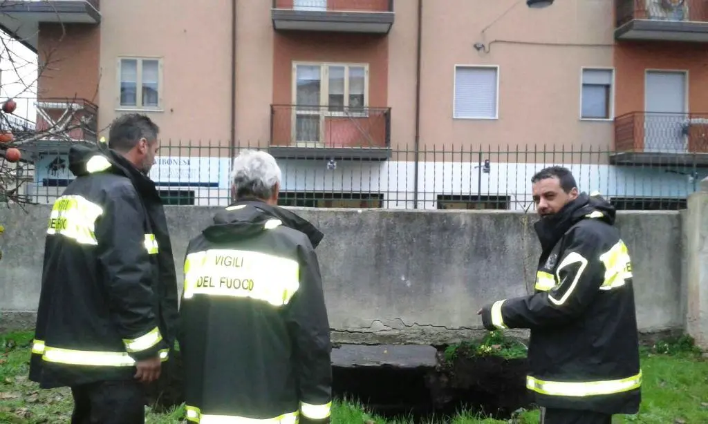 Si apre voragine in via Carlo Parisi a Vibo, otto famiglie evacuate - FOTO/VIDEO