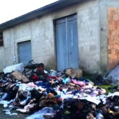 Incendio devasta deposito di mobili, imprenditore in ginocchio