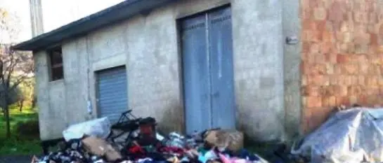 Incendio devasta deposito di mobili, imprenditore in ginocchio