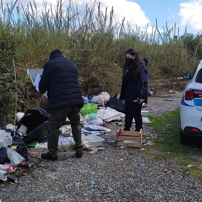 Parghelia, rifiuti: la polizia municipale scopre una discarica a cielo aperto