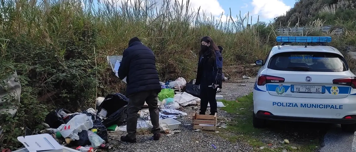 Parghelia, rifiuti: la polizia municipale scopre una discarica a cielo aperto