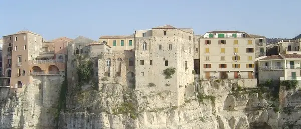 Religioso cade dalla rupe di Tropea e muore sul colpo