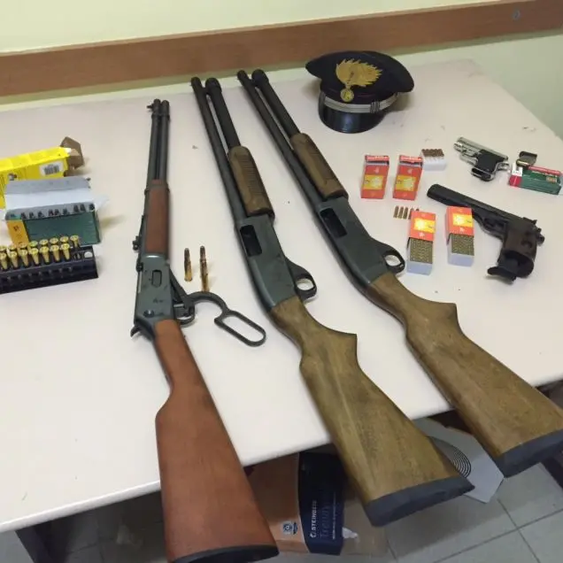 Detenevano armi e munizioni, padre e figlio in arresto