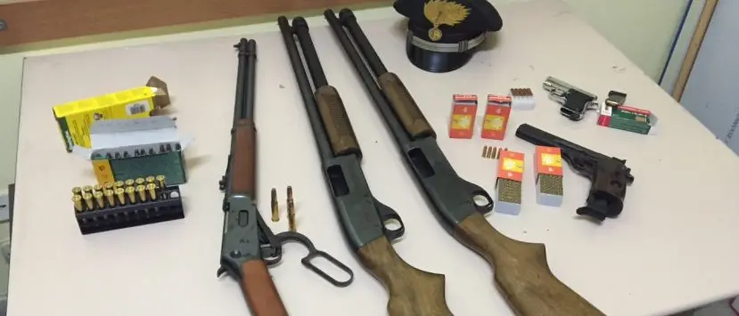 Detenevano armi e munizioni, padre e figlio in arresto