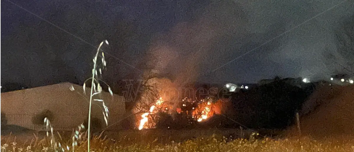 Incendio devasta la collinetta di San Costantino: intervengono i vigili del fuoco