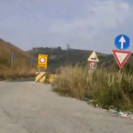 VIDEO | Mileto, lo svincolo che immette sulla provinciale chiusa