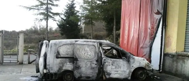 Furgone in fiamme ad Arena, per il sindaco Schinella un segnale preoccupante