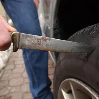 Soriano, squarciate le ruote dei mezzi comunali: fermato un 38enne