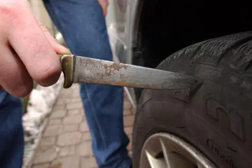 Soriano, squarciate le ruote dei mezzi comunali: fermato un 38enne