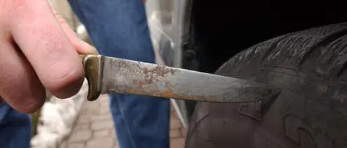 Soriano, squarciate le ruote dei mezzi comunali: fermato un 38enne