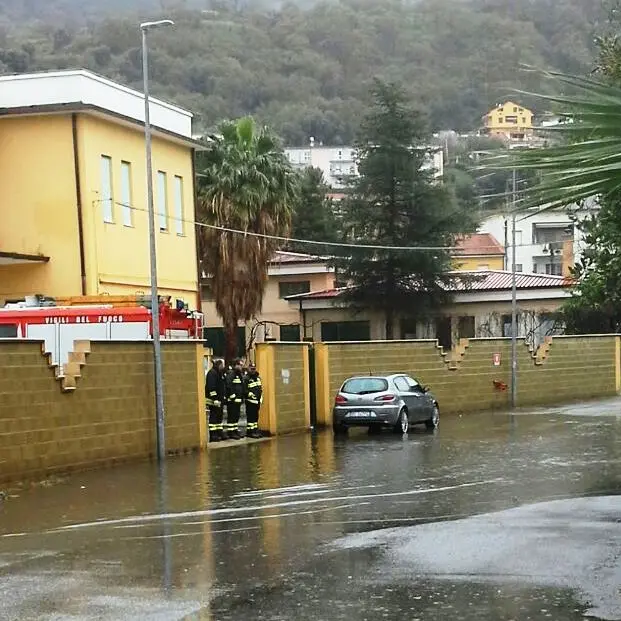 Maltempo, nuovamente allagato il cortile della scuola De Maria