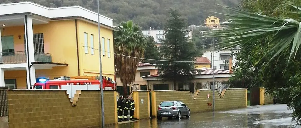 Maltempo, nuovamente allagato il cortile della scuola De Maria