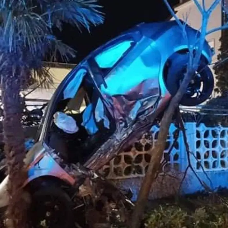 Un’auto esce di strada e si incastra tra due alberi: 25enne perde la vita