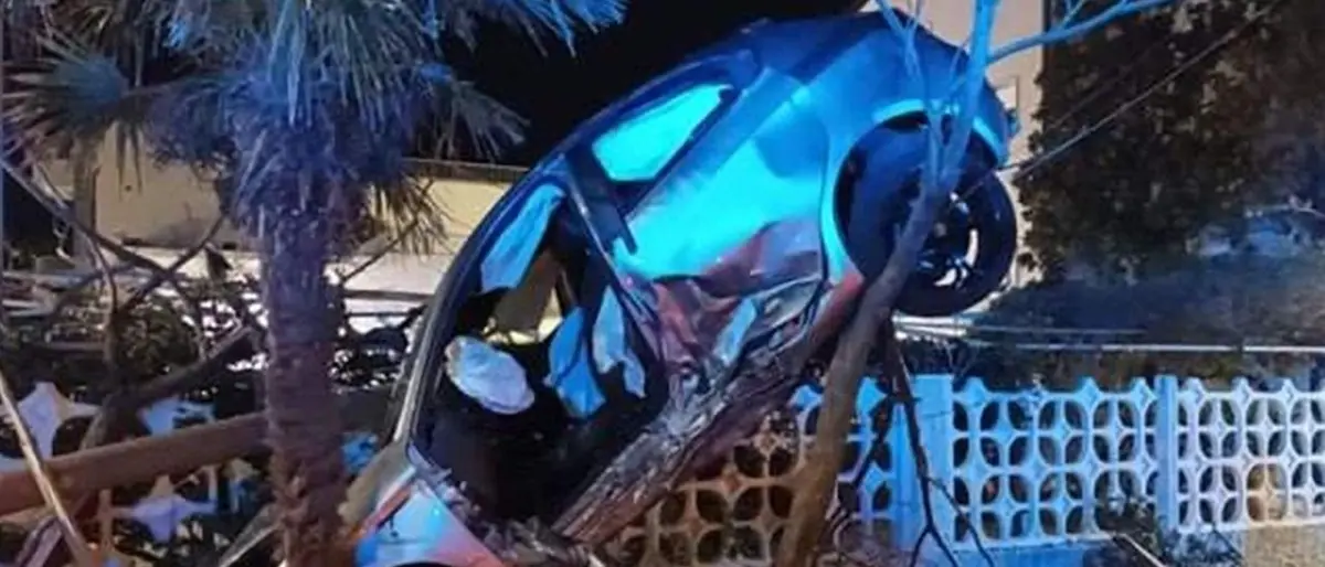 Un’auto esce di strada e si incastra tra due alberi: 25enne perde la vita