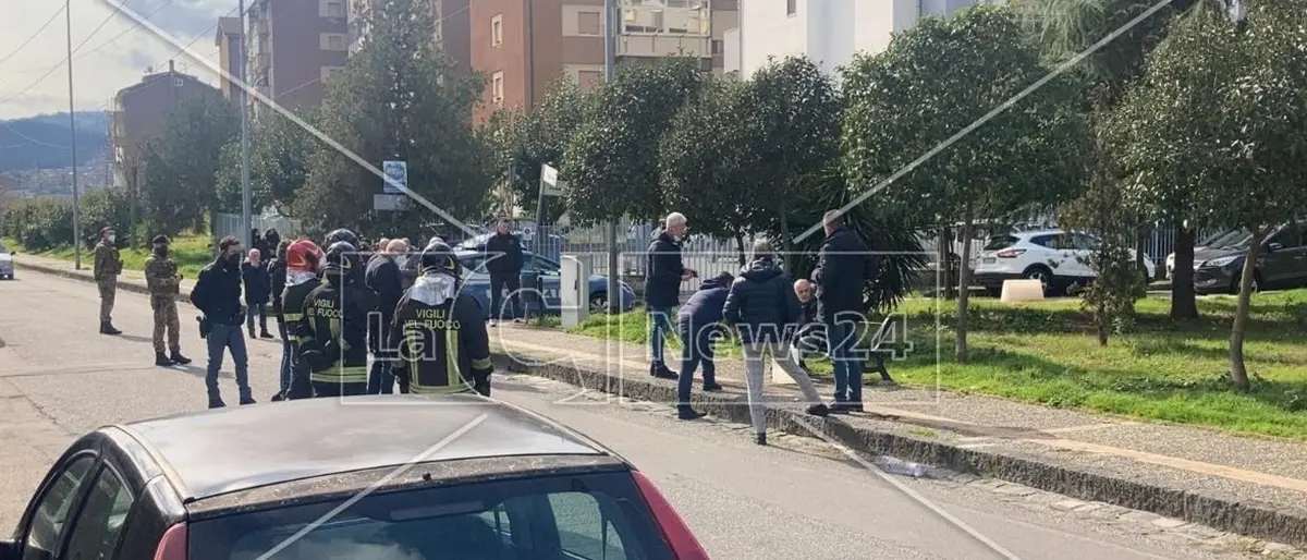 Operaio minaccia di darsi fuoco davanti al cantiere di “Ecologia oggi”