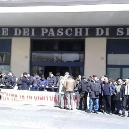 Provincia, i dipendenti presidiano la banca