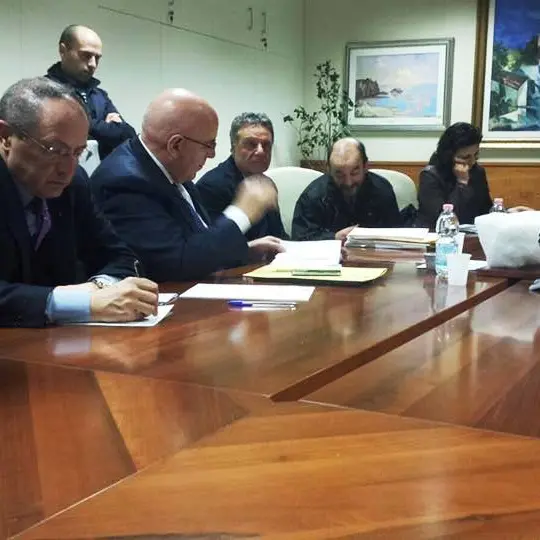 Provincia, i lavoratori in lotta ricevuti da Oliverio - VIDEO
