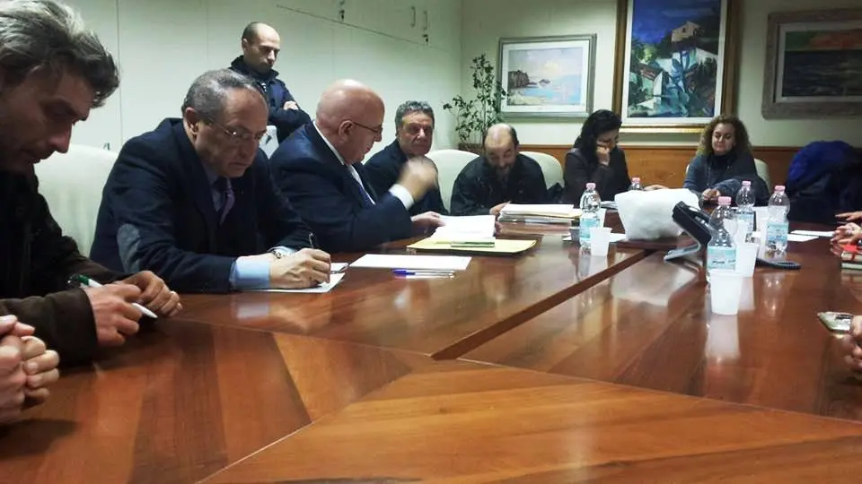 Provincia, i lavoratori in lotta ricevuti da Oliverio - VIDEO