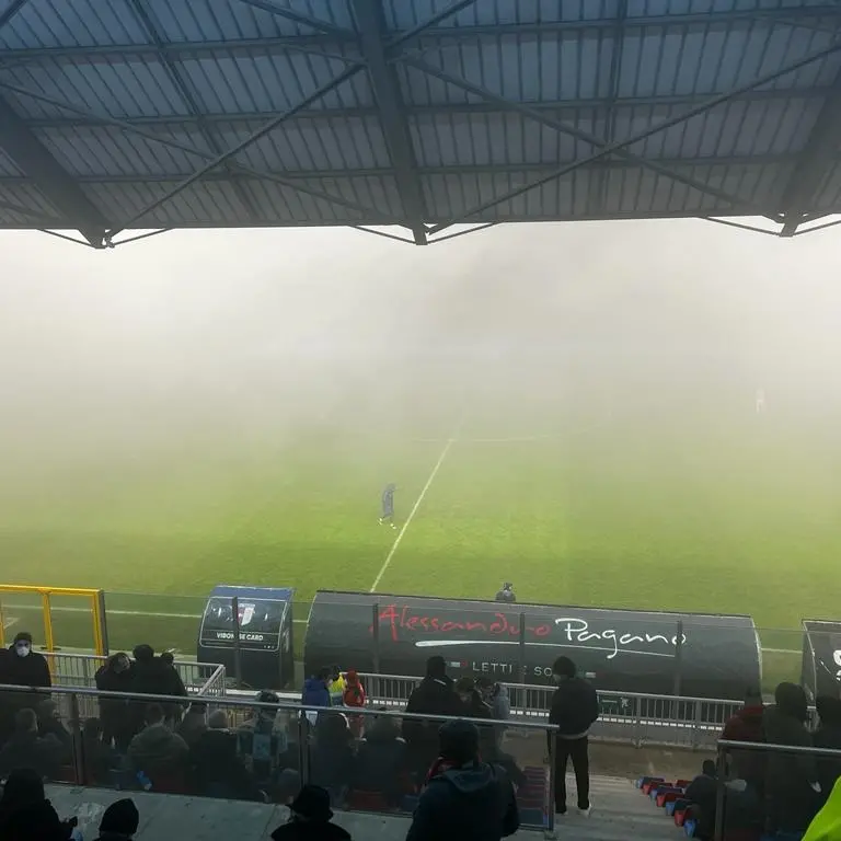 Scende la nebbia al Luigi Razza: Vibonese-Taranto momentaneamente sospesa
