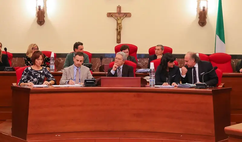 La maggioranza difende Miceli: «Nessun dubbio sulla sua imparzialità»