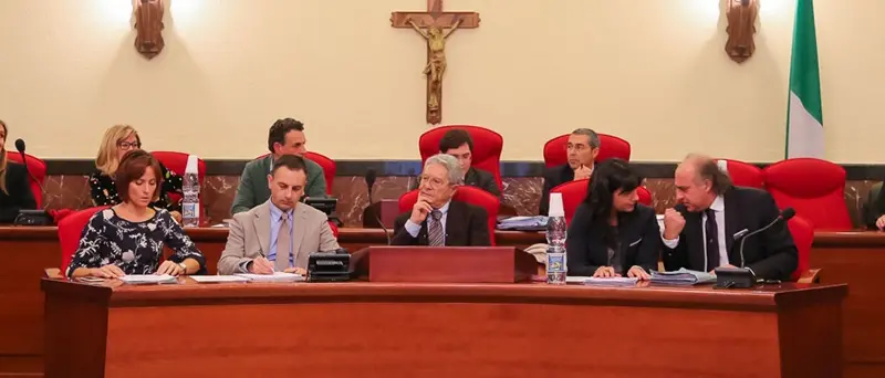 La maggioranza difende Miceli: «Nessun dubbio sulla sua imparzialità»