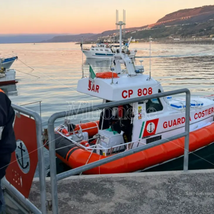 Cadavere al largo di Lamezia recuperato dagli uomini della Capitaneria di porto di Vibo