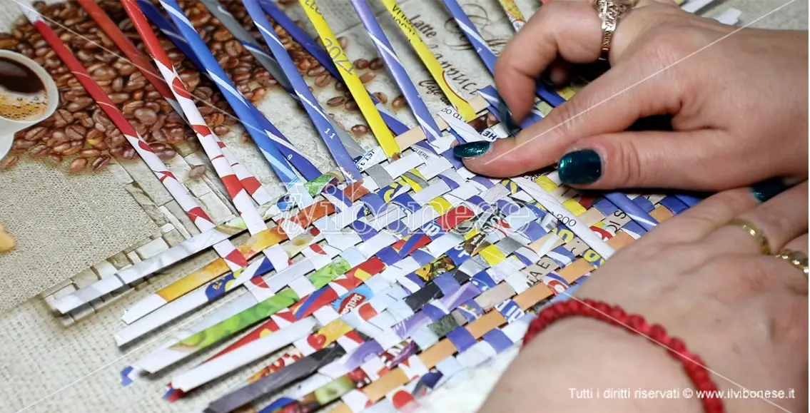 Da San Costantino la storia di Mihaela che trasforma carta e colla in opere d'arte -Video