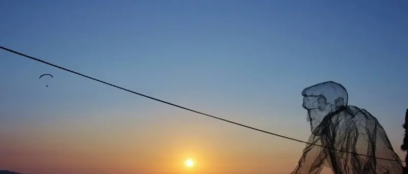 'Il collezionista di venti': la scultura 'fantasma' che domina Pizzo