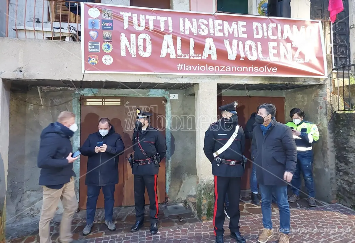 A Dasà fiaccolata a sostegno del sindaco dopo l'aggressione in municipio