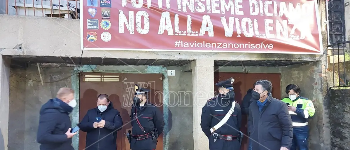 A Dasà fiaccolata a sostegno del sindaco dopo l'aggressione in municipio
