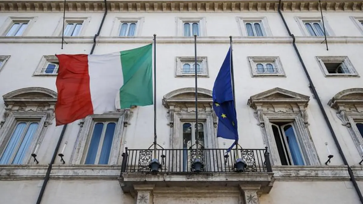 La bandiera italiana si muove al vento (s) e la bandiera europea ferma annodata all\\'asta, durante la riunione odierna del Consiglio dei ministri a palazzo Chigi, Roma, 1 luglio 2019. ANSA/GIUSEPPE LAMI , ANSA