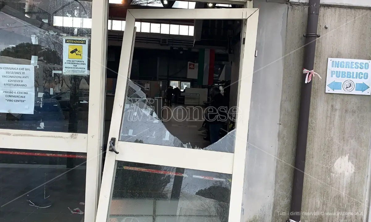 Vibo e quell'hub indecoroso per gli allergici, Mammoliti: «Bisogna chiuderlo» - Video