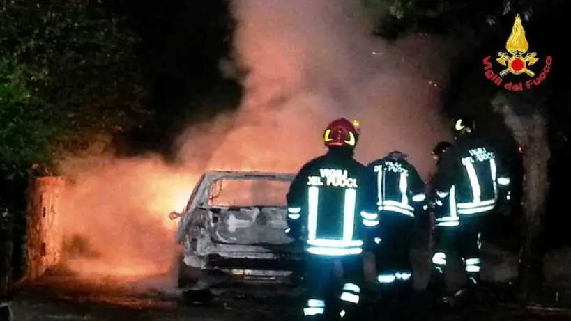 Auto in fiamme nella notte a Pizzo